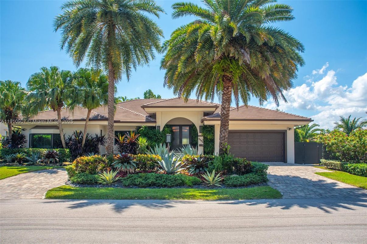 Attached, Exterior, Facade, Mediterranean