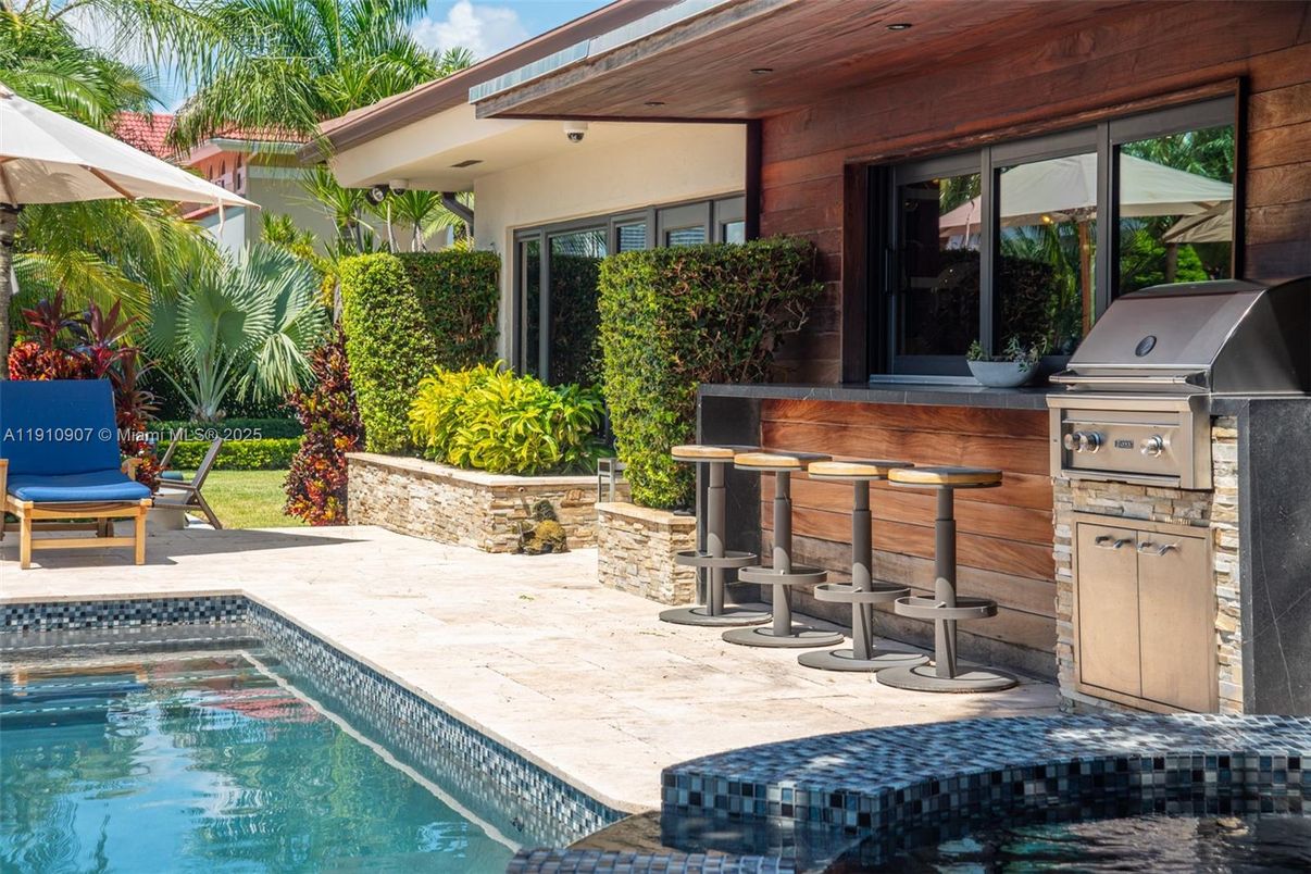 Exterior, Outdoor Kitchen, Pool