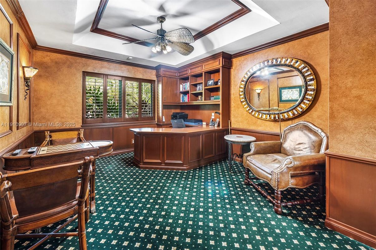 Home Office, Interior