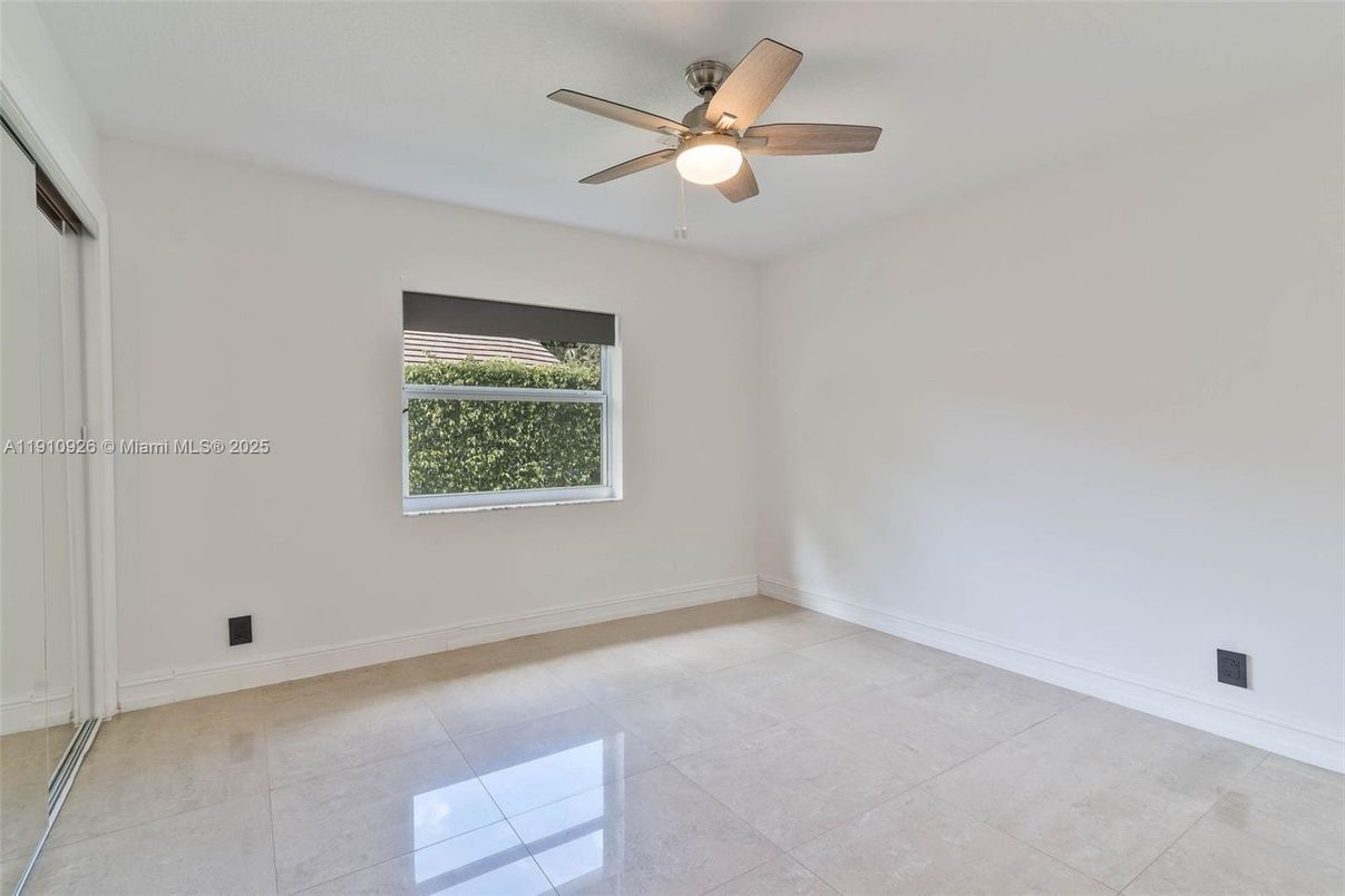 Empty room, Interior