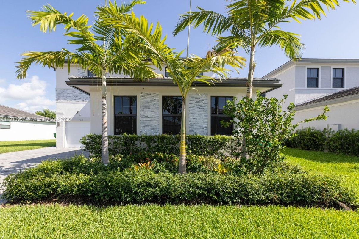 Exterior, Facade, Mediterranean