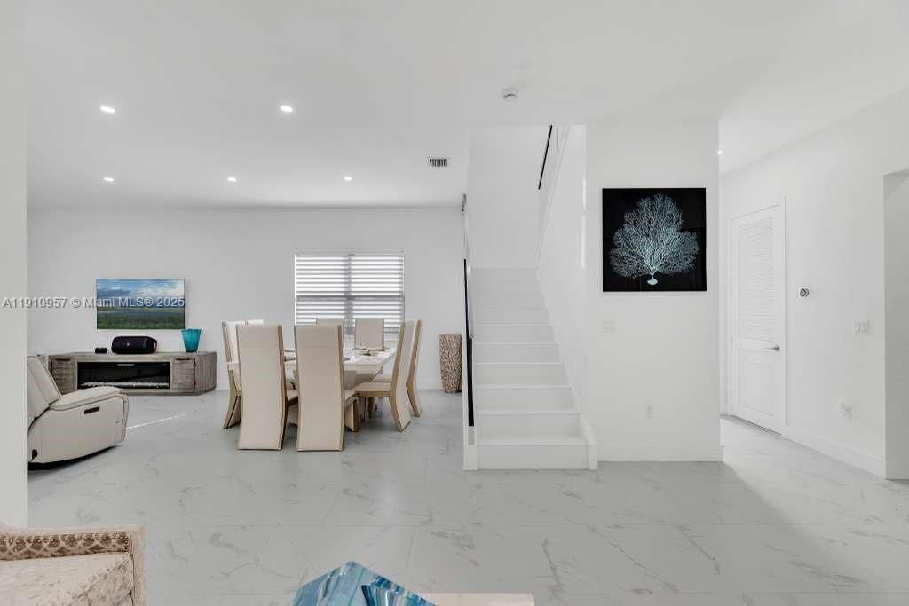 Dining room, Interior, Living room, Marble, Recessed Lighting