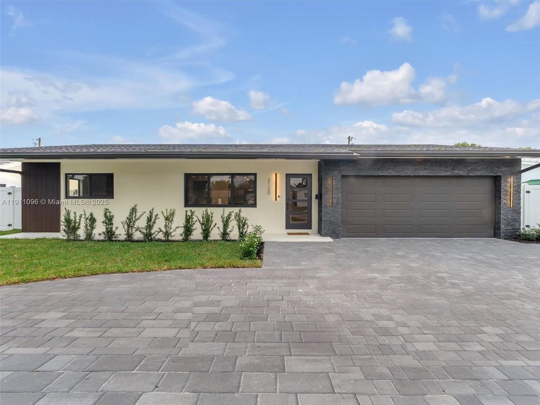 Attached, Exterior, Facade, Ranch