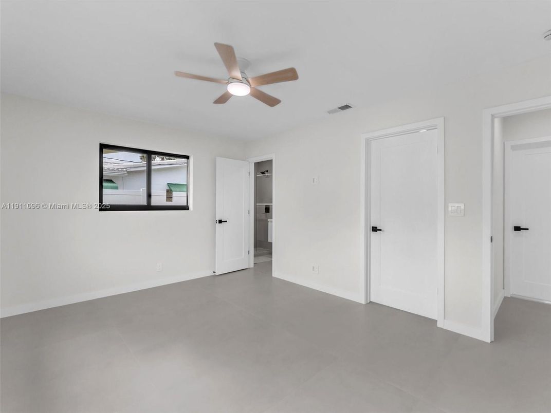 Empty room, Interior