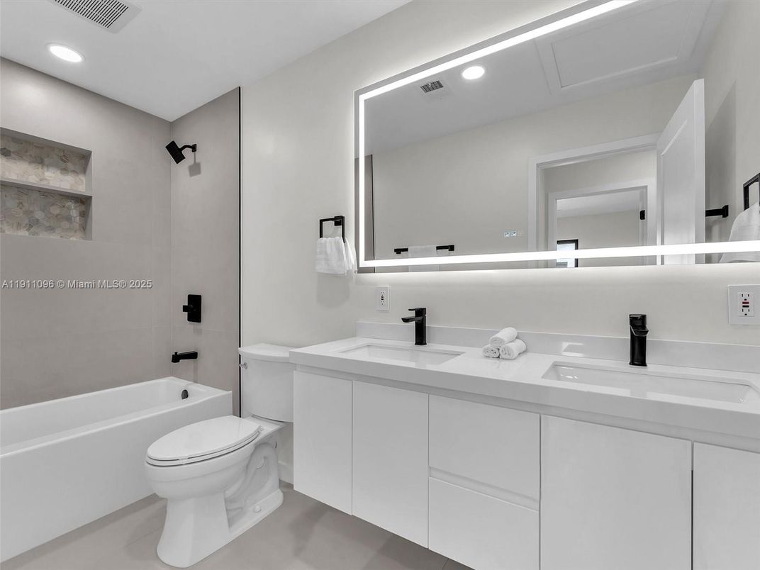 Bathroom, Dual Sink Vanities, Interior, Recessed Lighting