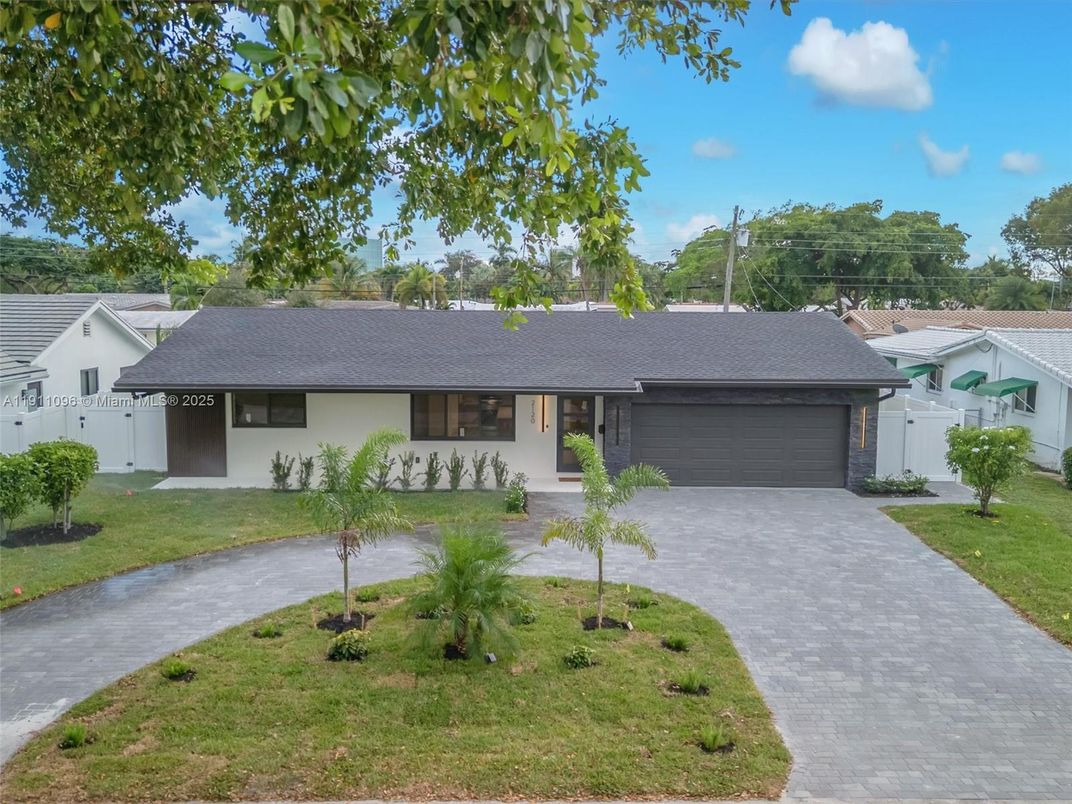 Attached, Exterior, Facade, Ranch