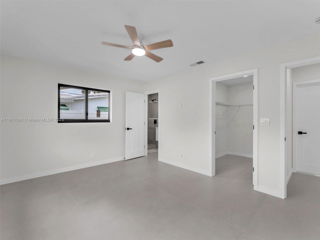 Empty room, Interior