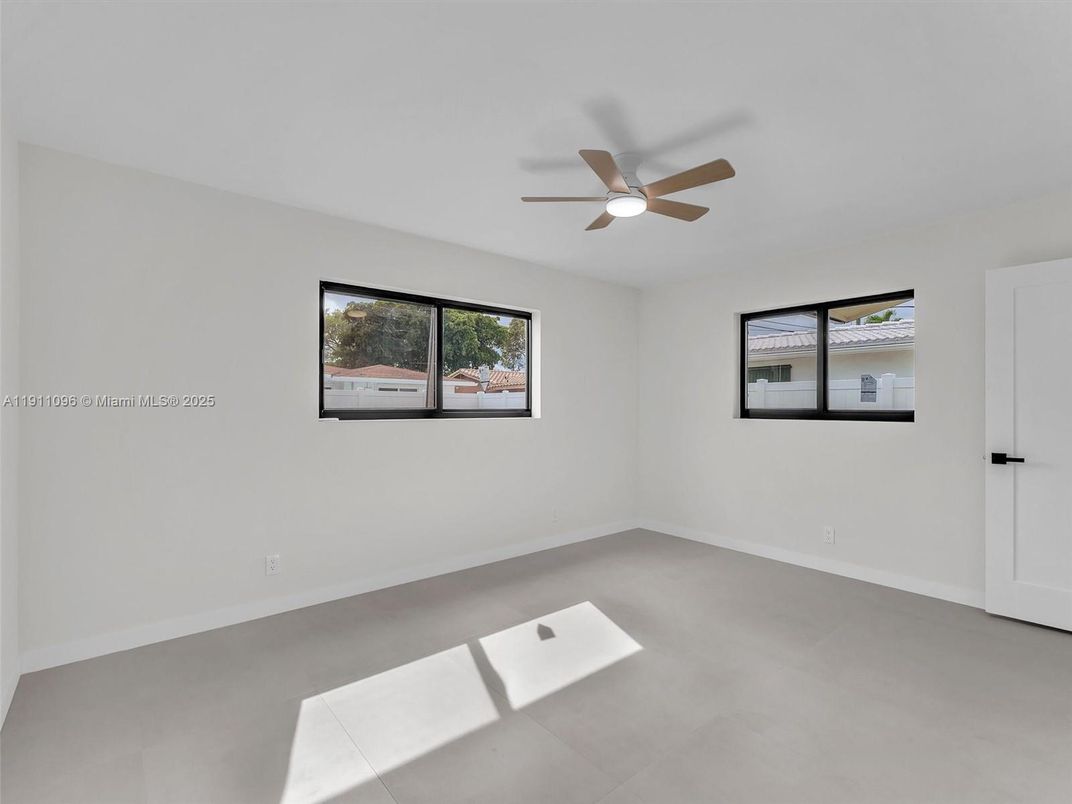 Empty room, Interior