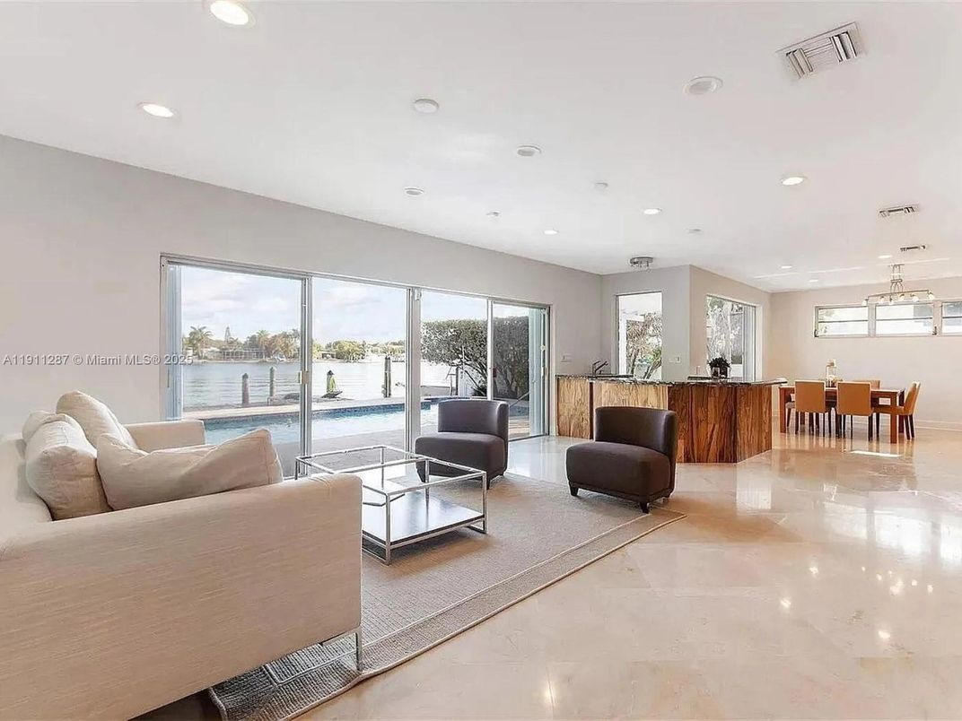 Dining room, Interior, Living room, Pendant Lights, Recessed Lighting, Water