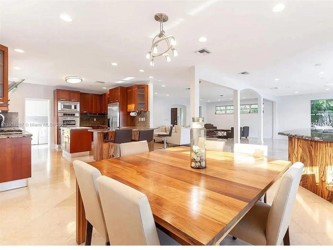 Dining room, Interior, Kitchen, Pendant Lights, Recessed Lighting, Stainless Steel Appliances