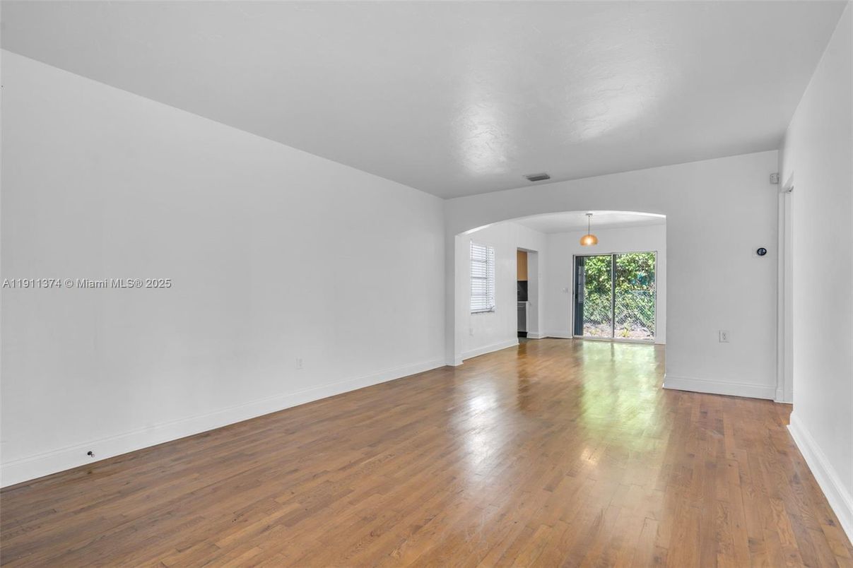 Empty room, Interior, Pendant Lights, Wood Texture Flooring