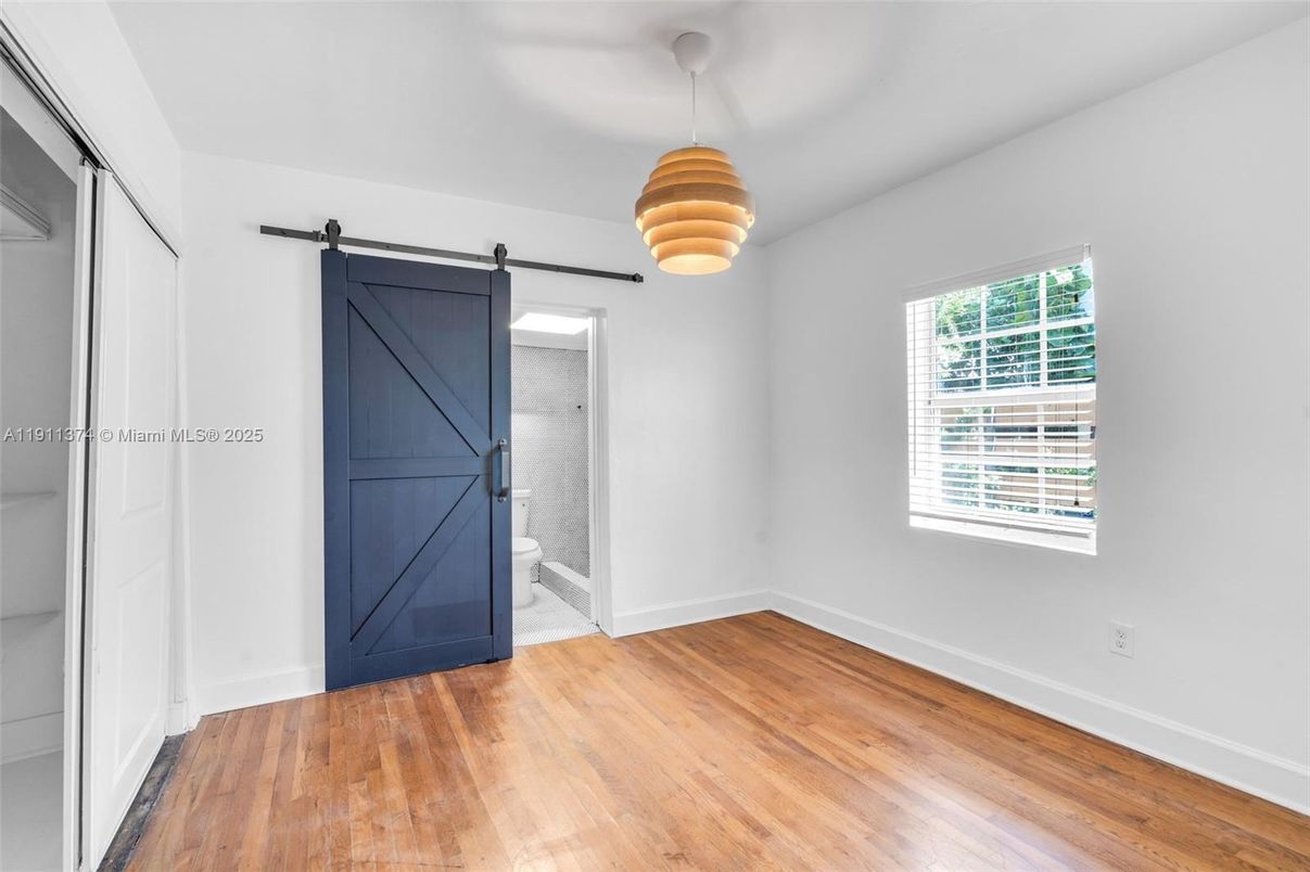 Empty room, Interior, Pendant Lights, Wood Texture Flooring