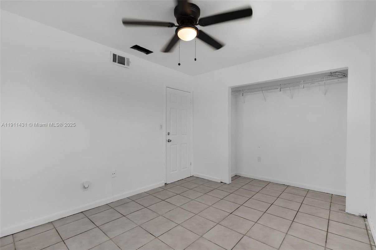 Empty room, Interior