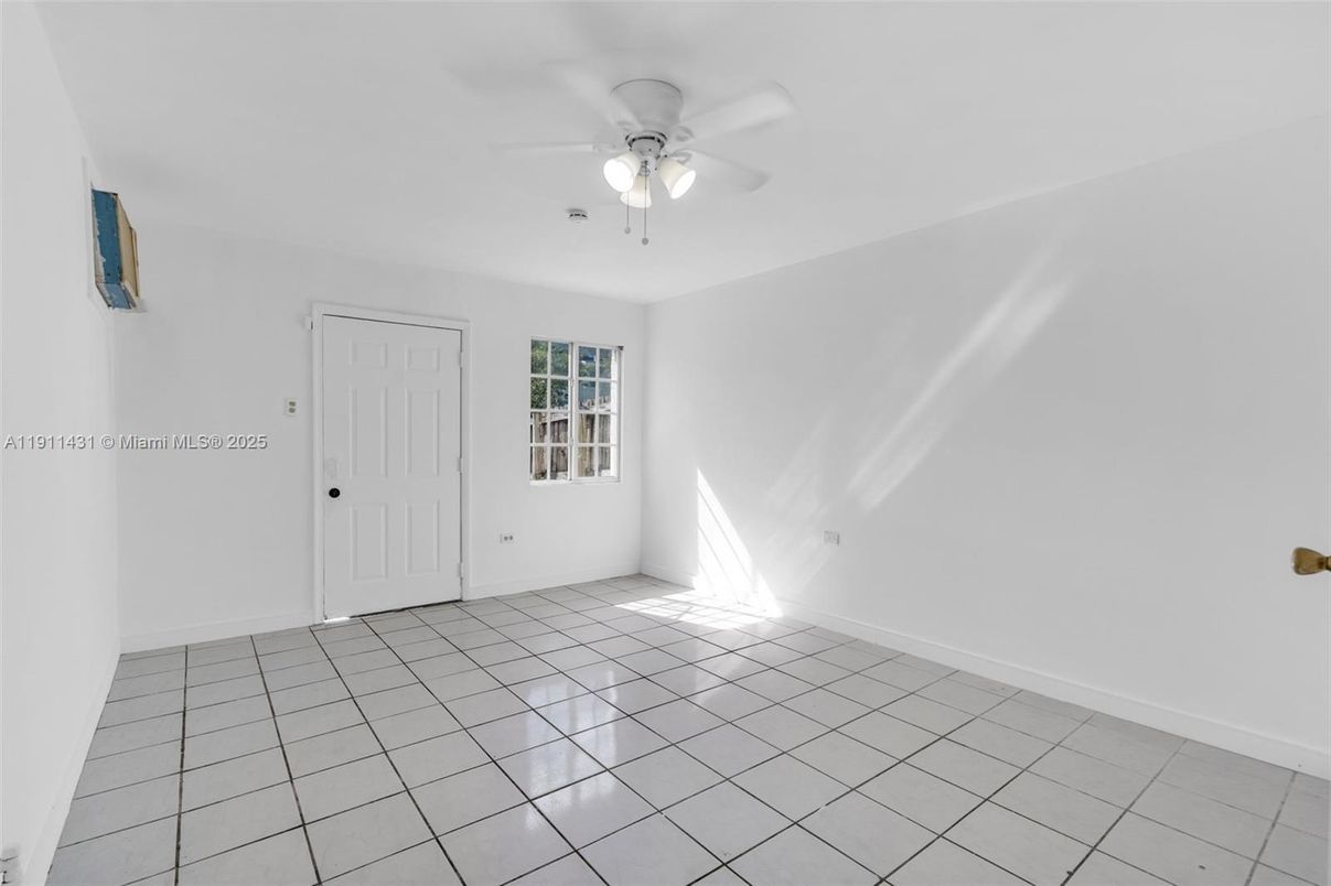 Empty room, Interior