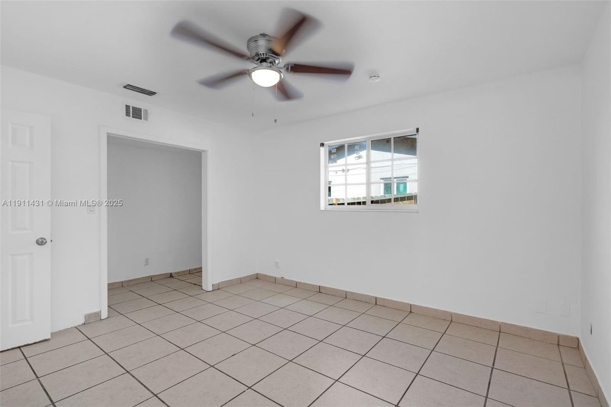 Empty room, Interior