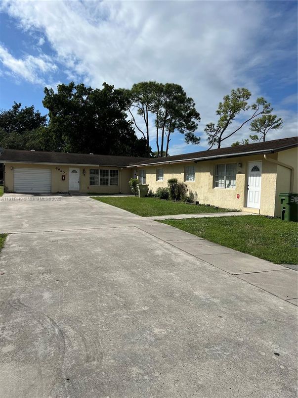 Attached, Exterior, Facade, Ranch