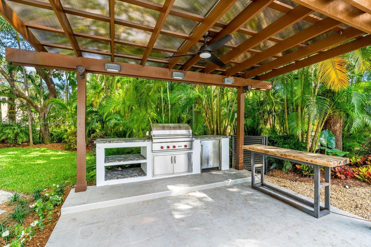 Exterior, Outdoor Kitchen