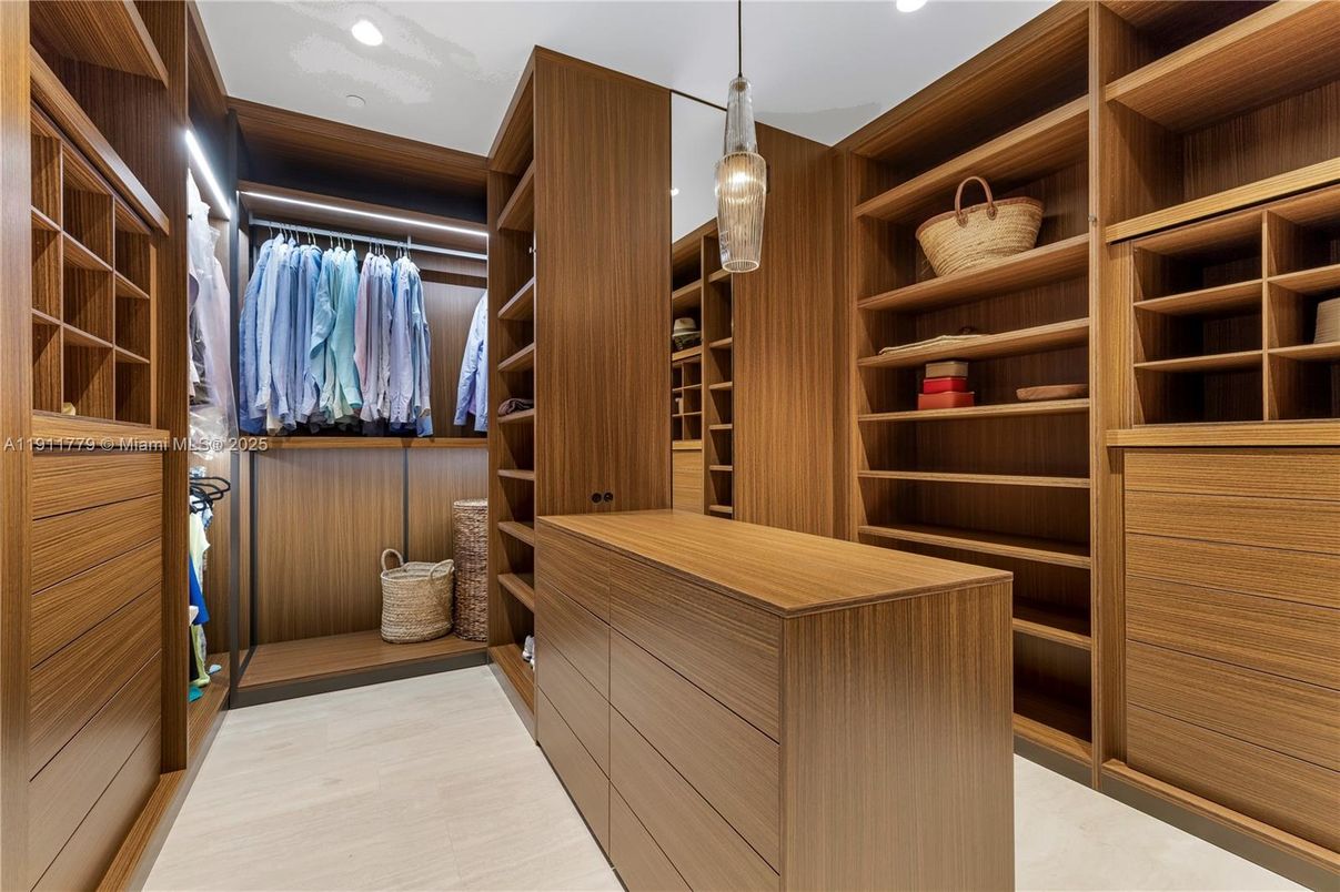 Interior, Pendant Lights, Recessed Lighting, Walk-in Closets