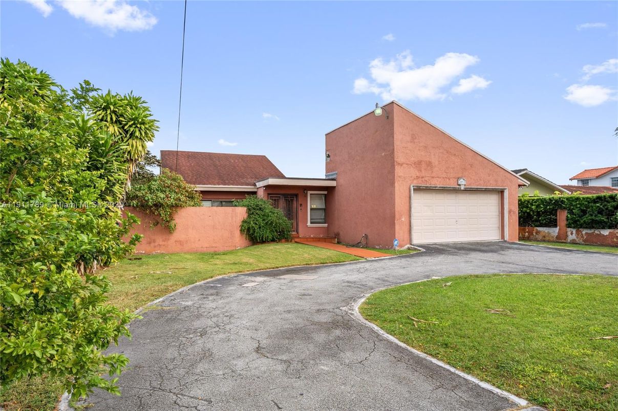 Attached, Exterior, Facade, Brick Facade, Ranch