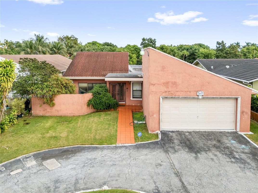 Attached, Exterior, Facade, Spanish Mediterranean