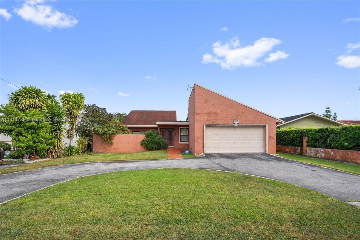 Attached, Exterior, Facade, Brick Facade, Ranch