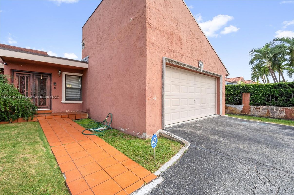 Detached Garage, Exterior