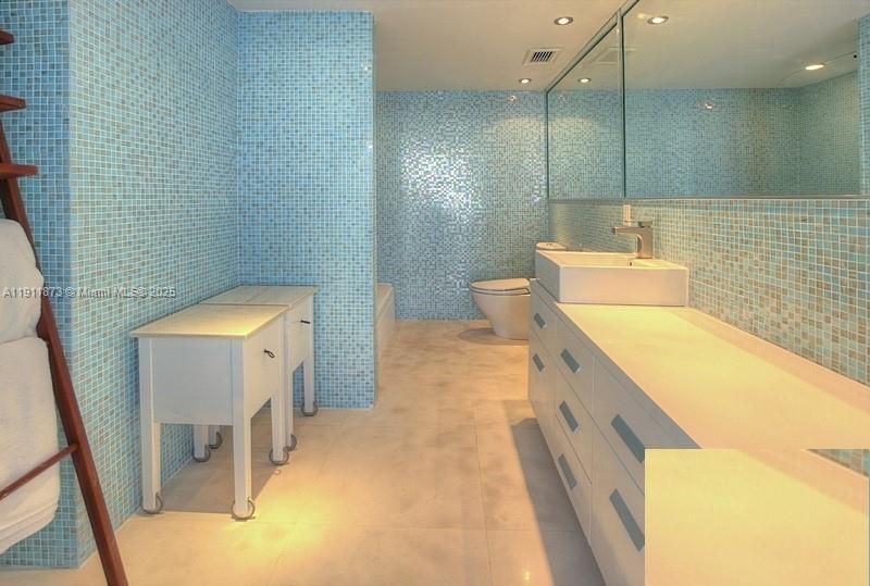 Bathroom, Interior, Recessed Lighting
