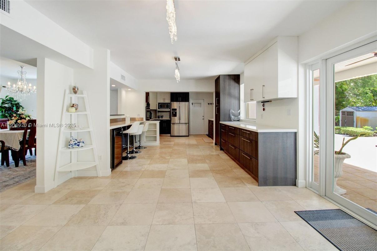 Chandelier, Dining room, Interior, Kitchen, Pendant Lights, Stainless Steel Appliances