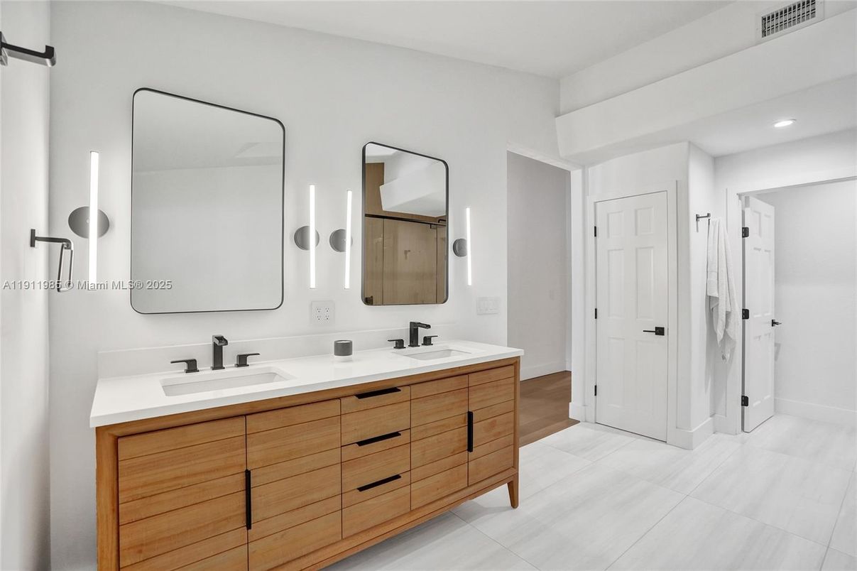 Bathroom, Dual Sink Vanities, Interior, Recessed Lighting