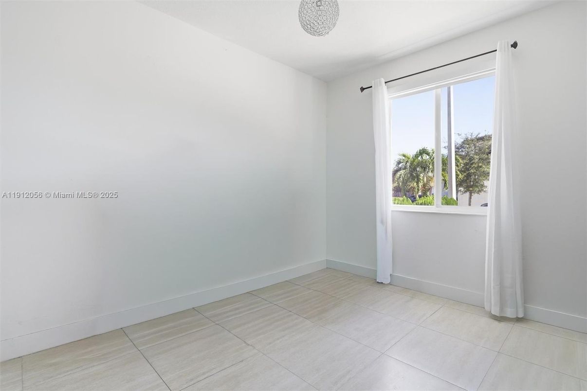 Empty room, Interior