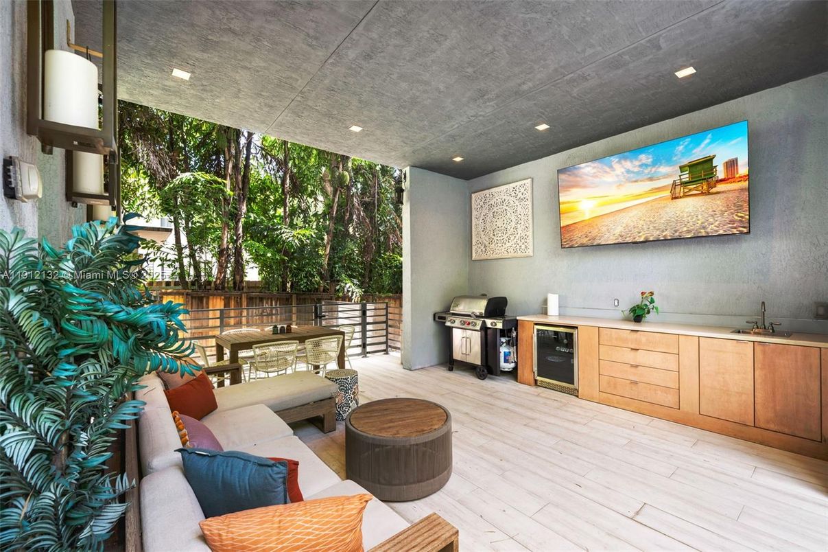 Exterior, Outdoor Kitchen, Recessed Lighting