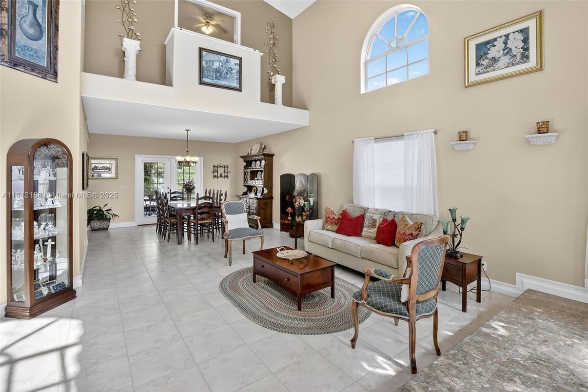 Chandelier, Dining room, Interior, Living room, Pendant Lights
