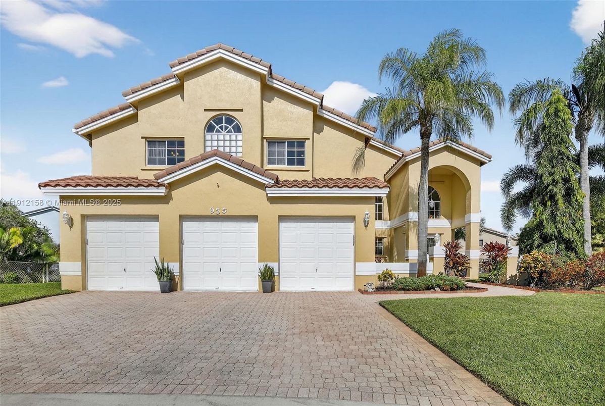 Attached, Exterior, Facade, Mediterranean