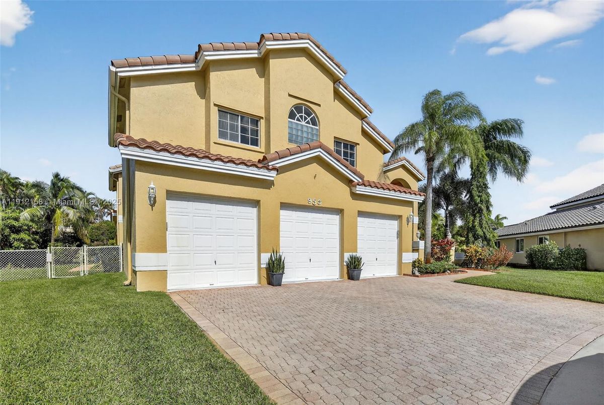 Attached, Exterior, Facade, Mediterranean