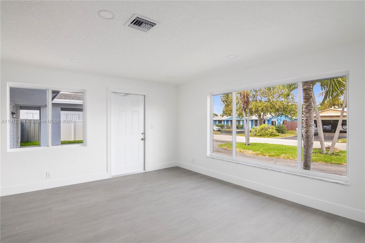 Empty room, Interior, Recessed Lighting