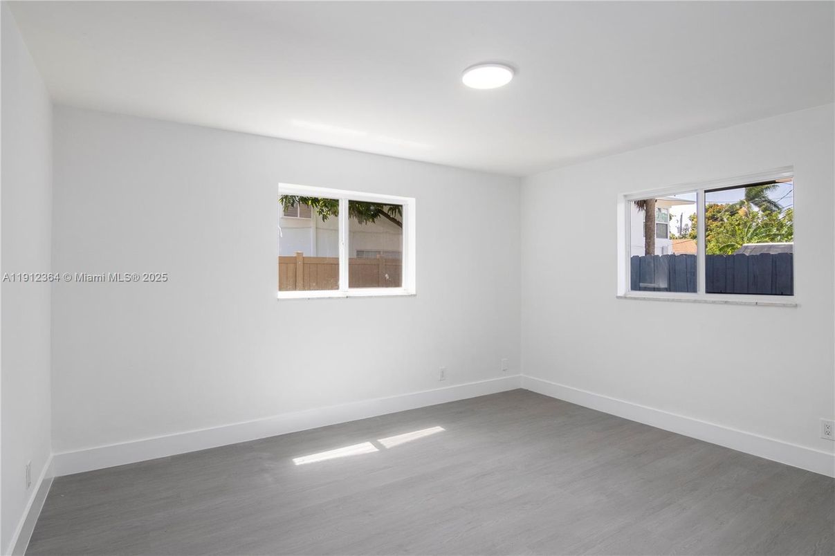 Empty room, Interior