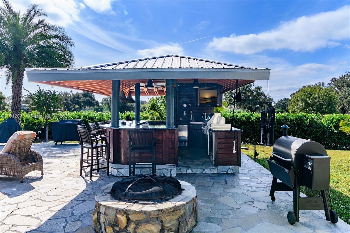 Exterior, Outdoor Kitchen