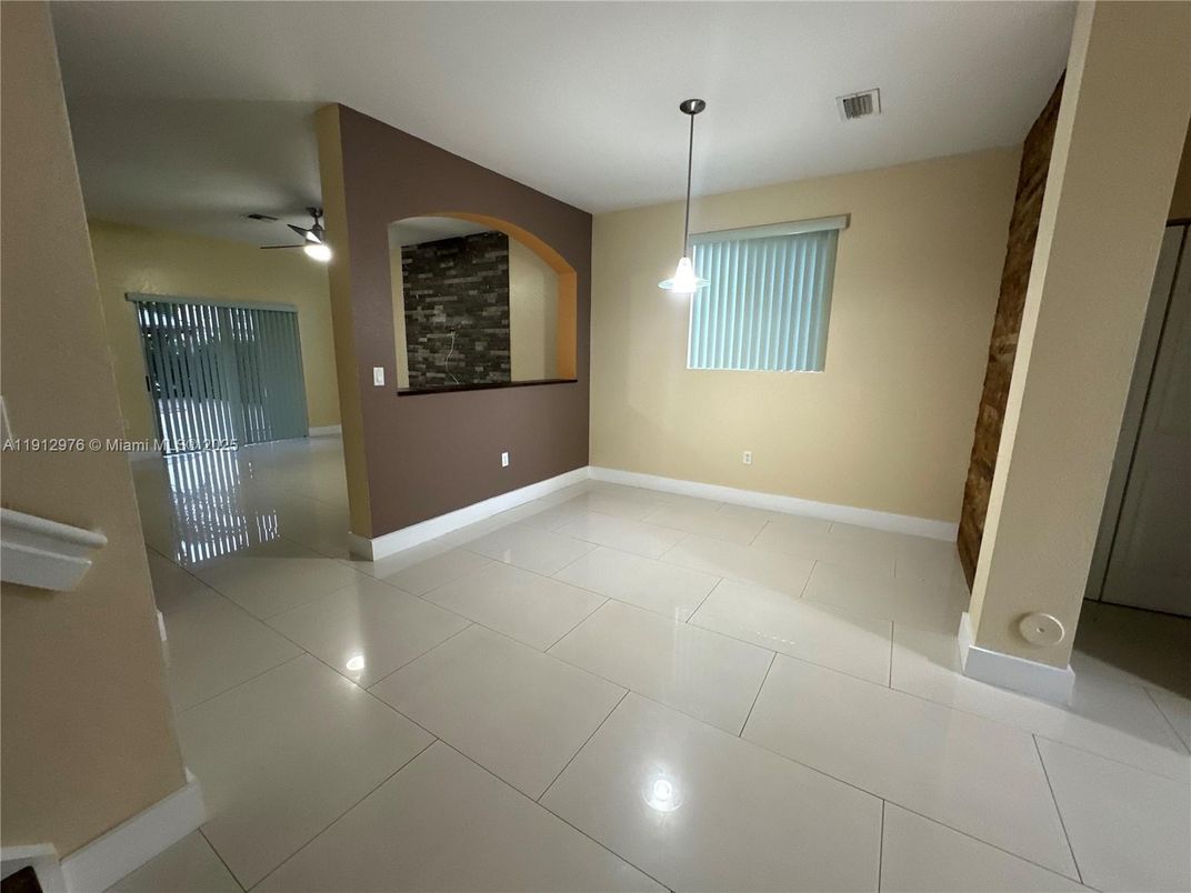 Empty room, Interior, Pendant Lights