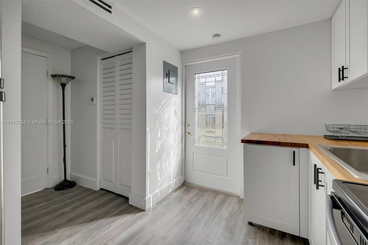 Interior, Recessed Lighting, Wood Texture Flooring