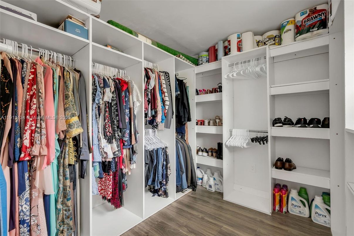 Interior, Walk-in Closets, Wood Texture Flooring