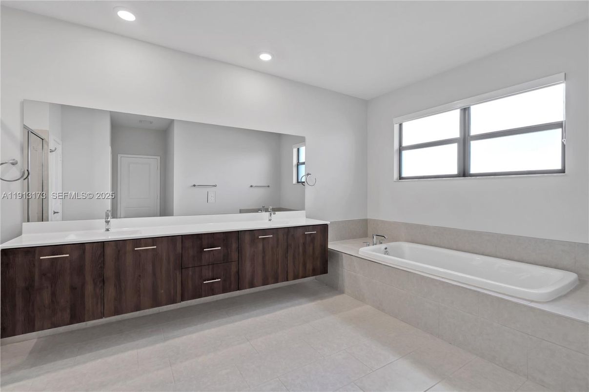 Bathroom, Dual Sink Vanities, Interior, Recessed Lighting