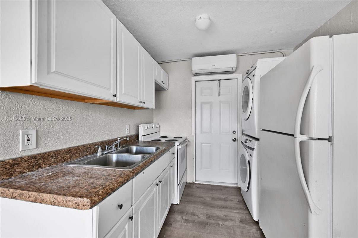 Interior, Kitchen, Washer, Wood Texture Flooring