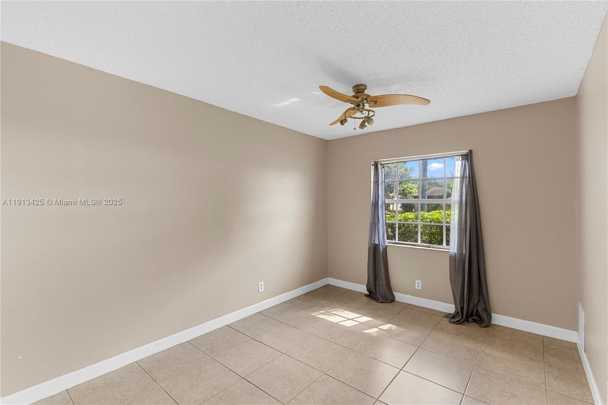 Empty room, Interior