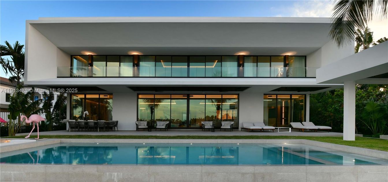 Exterior, Facade, Pool, Modern