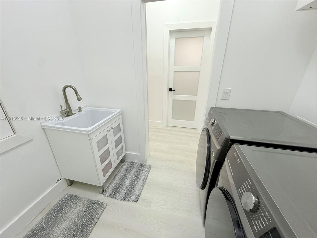 Interior, Washer, Wood Texture Flooring