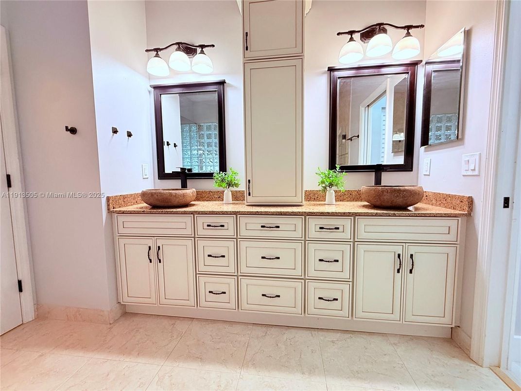 Bathroom, Dual Sink Vanities, Interior