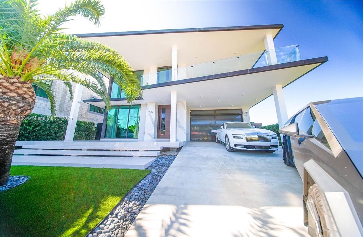 Exterior, Facade, Modern