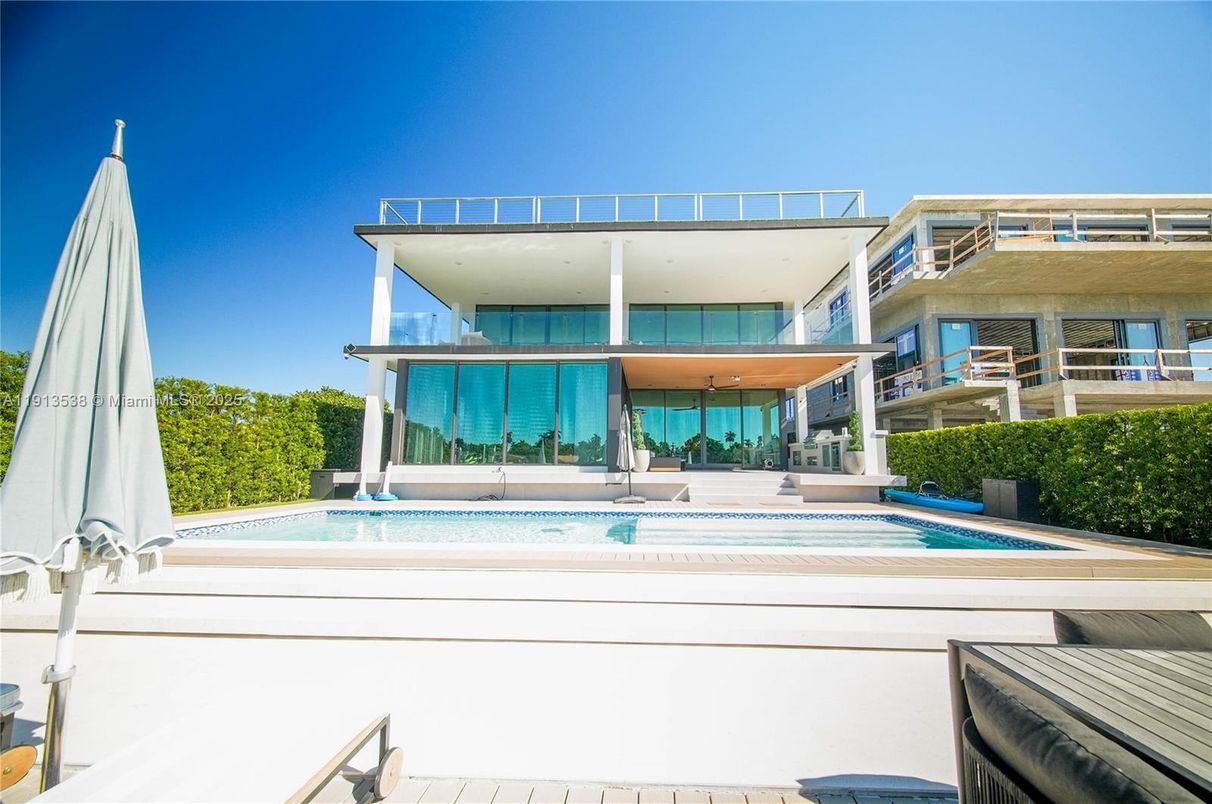 Exterior, Facade, Pool, Modern