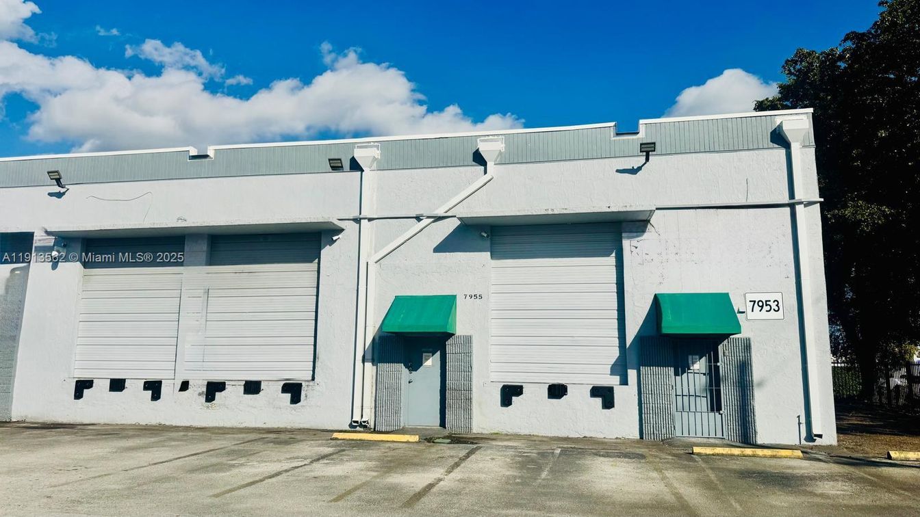 Attached, Exterior, Facade, None