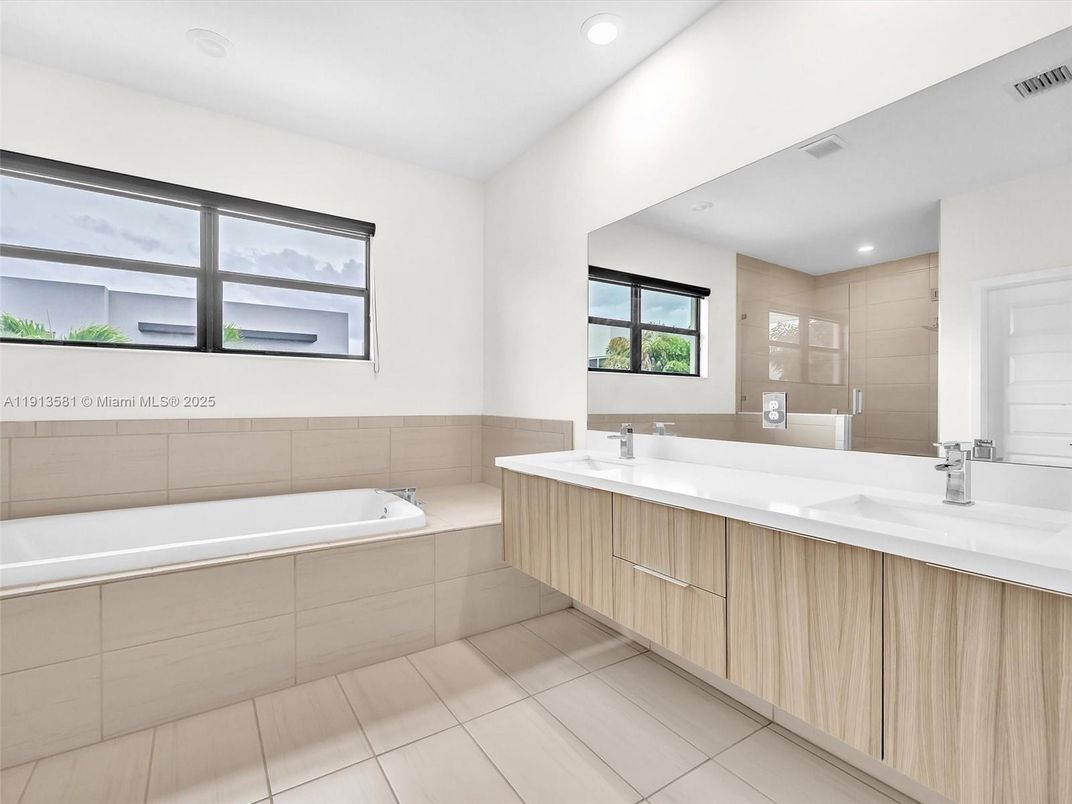 Bathroom, Dual Sink Vanities, Interior, Recessed Lighting